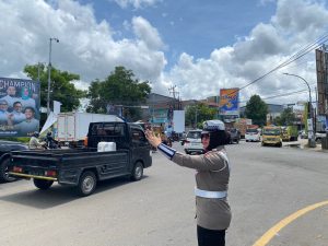 Sigap Dan Cekatan, Polwan Polres Gowa Lakukan Pengaturan Lalu Lintas saat Shalat Jumat