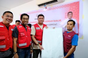 Ketua PMI Sulsel Serahkan Bantuan Bencana ke Maros, Barru dan Soppeng 
