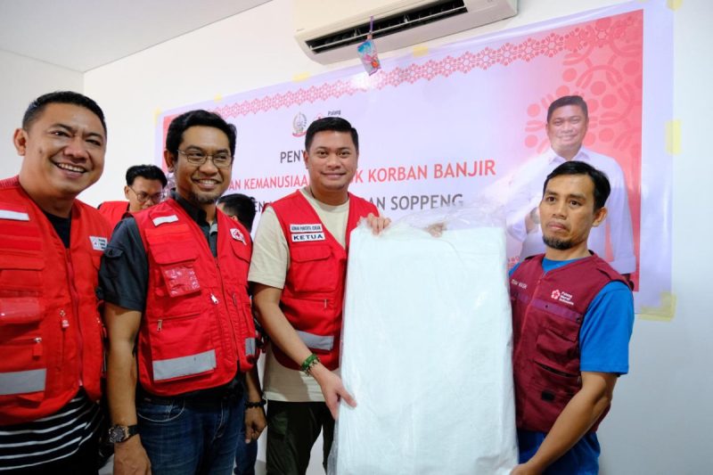 Ketua PMI Sulsel Serahkan Bantuan Bencana ke Maros, Barru dan Soppeng 