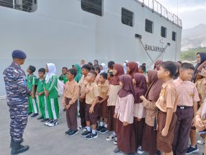 Tingkatkan Pengetahuan Generasi Muda Tentang Angkatan Laut, KRI Banjarmasin-592 dan Lanal Palu Gelar Open Ship Tour di
