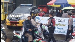 Polres Gowa Kembali Bagikan Takjil kepada Pengendara di Depan Kampus UIN Samata