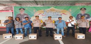 Polres Gowa Menyerahkan Parcel Lebaran Kepada Awak Media Dihalaman Polres Gowa 