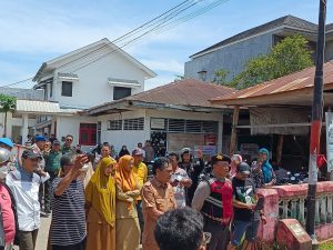 Untuk Apa Bertahan Jika Tidak Disenangi Oleh Warga, Masyarakat “AKSI Menuntut Kepala Lingkungan Kampung Parang Mundur Saja