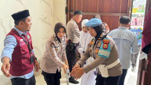 Polwan Polres Gowa Tampil Humanis Amankan Keberangkatan Kloter 5 dan 6 Jemaah Haji Asal Gowa