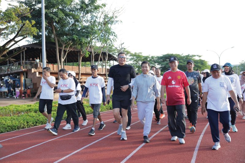 Kapolres Gowa Silaturahmi dengan Komunitas Pejalan Kaki Sambil Olahraga Pagi dan Ngopi Bareng